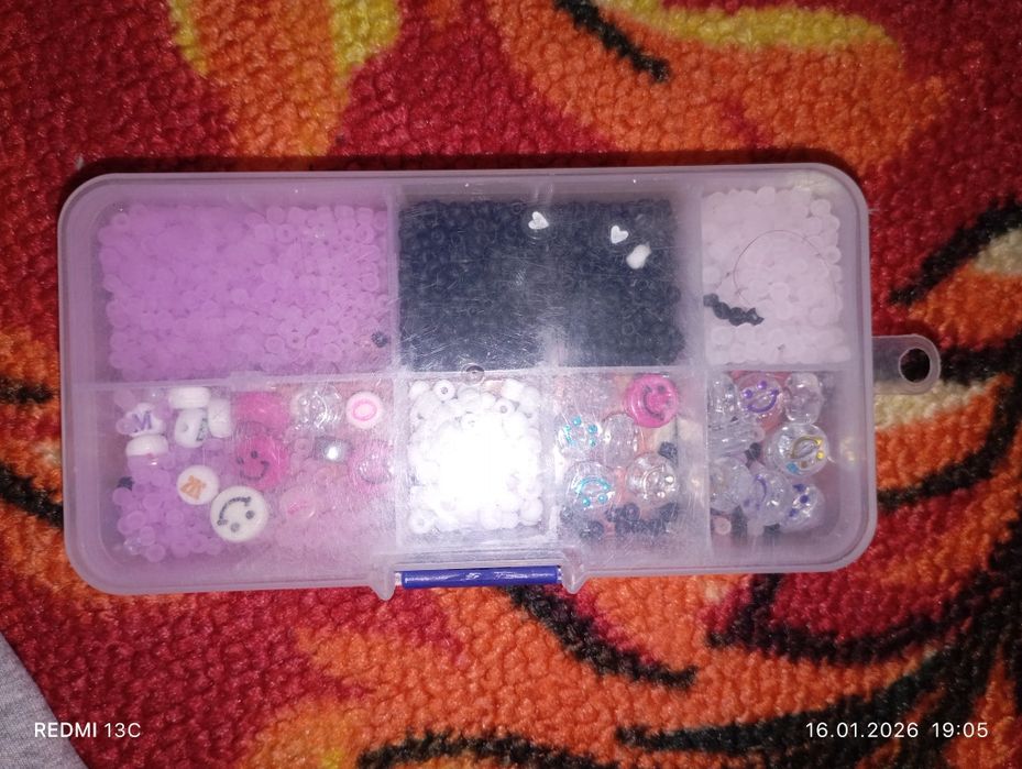 Набор с бисером и фигурками для украшений