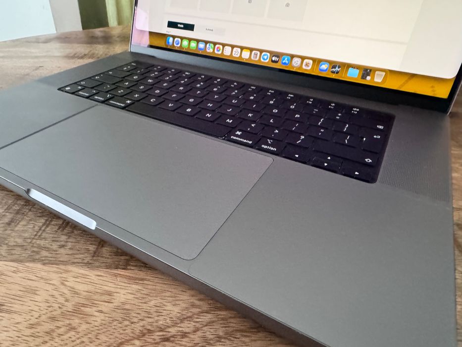 Macbook Apple 16' 16 Gb Space grey 512 SSD