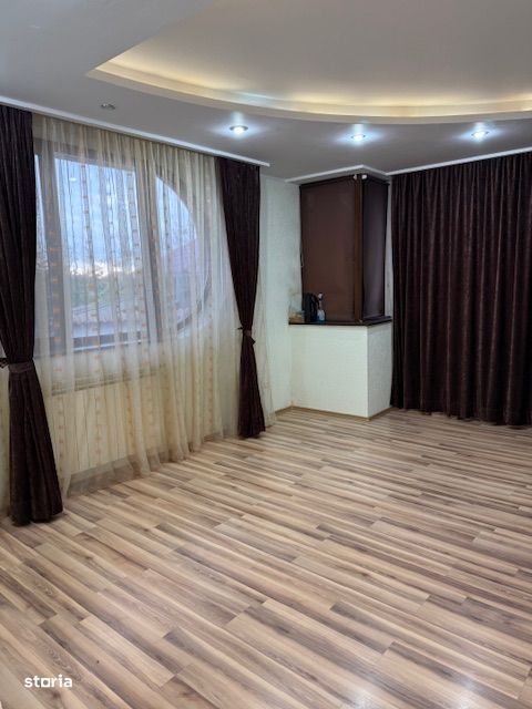 Proprietar vand locuință si teren