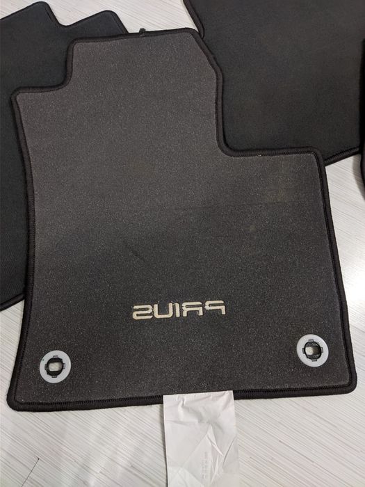 Комплект оригинални стелки за тойота приус(2016-2022) нови