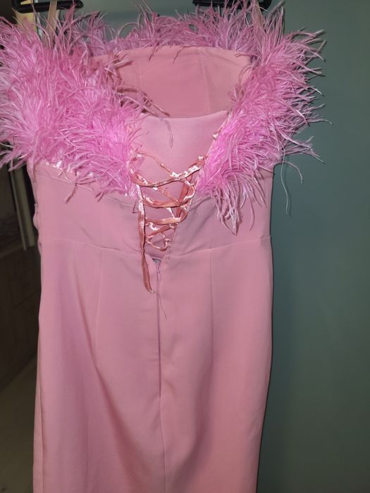 Рокля с пера в розов цвят