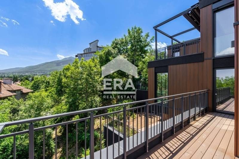 Прекрасен четиристаен апартамент с невероятни гледки към града и плани