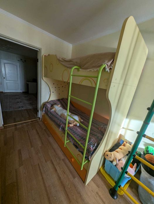 двухъярусная кровать с матрасами