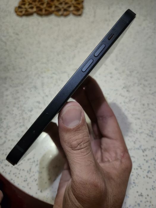 Продавам iphone 13