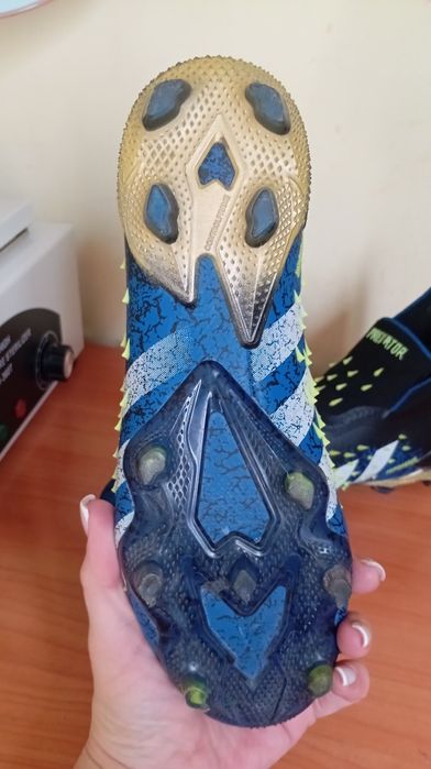 Продаются футбольные бутсы