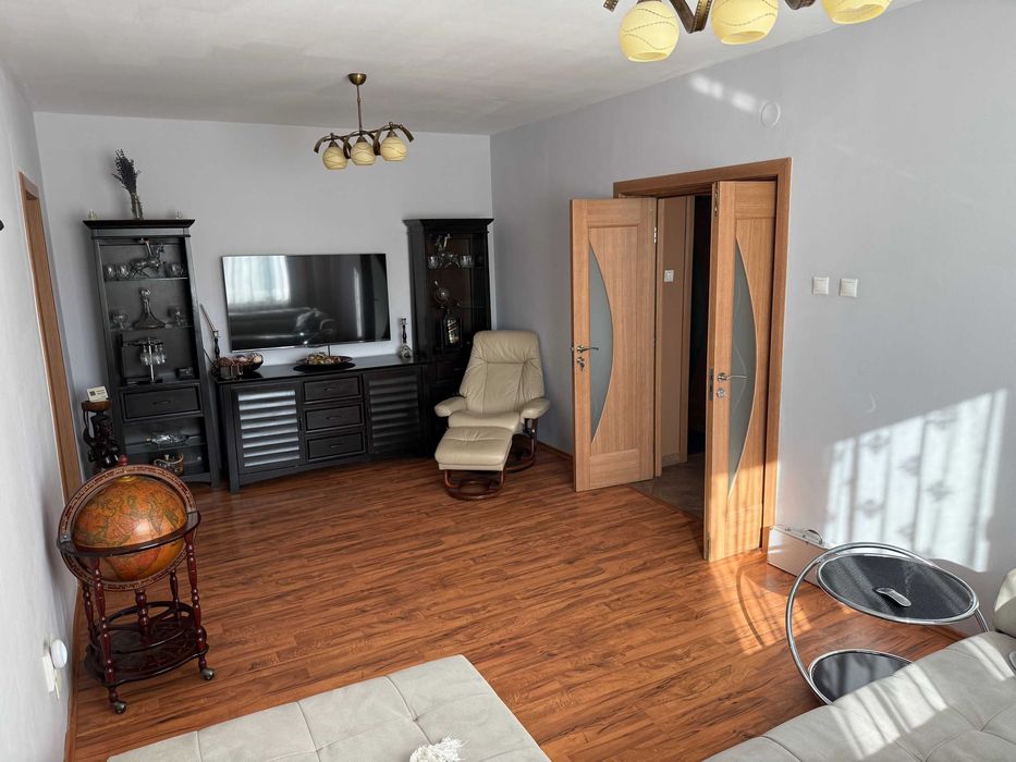 Vand 3 cam et 2/4 cu lift , bucatarie 30 mp , beci 20 mp unic