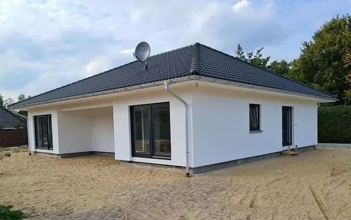 Vând case modulare pe structură metalică învelit cu panouri sandwich