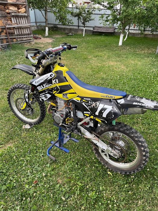 vand suzuki drz 400sm. schimb cu auto. de preferat duster 4*4