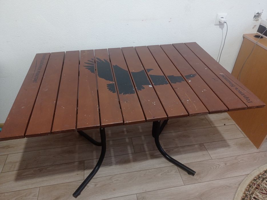 Продам стол и 4 стула.