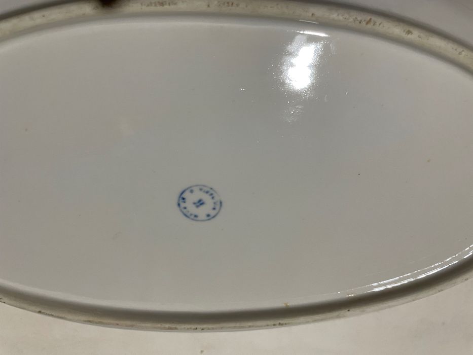 Голямо елипсовидно, порцеланово плато с маркировка.