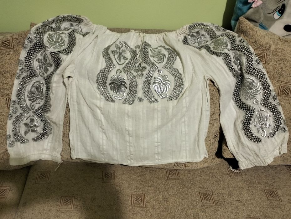 Cuvertura din lână si ie brodata