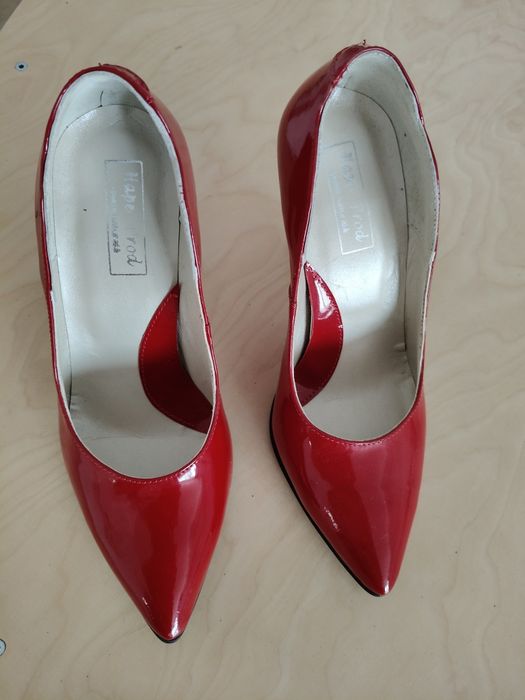 Pantofi din piele naturala lăcuită Nr. 34