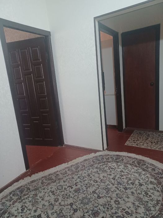 Квартира сотилади райгаз тарафда енги. Трассага караб турубди зор жой