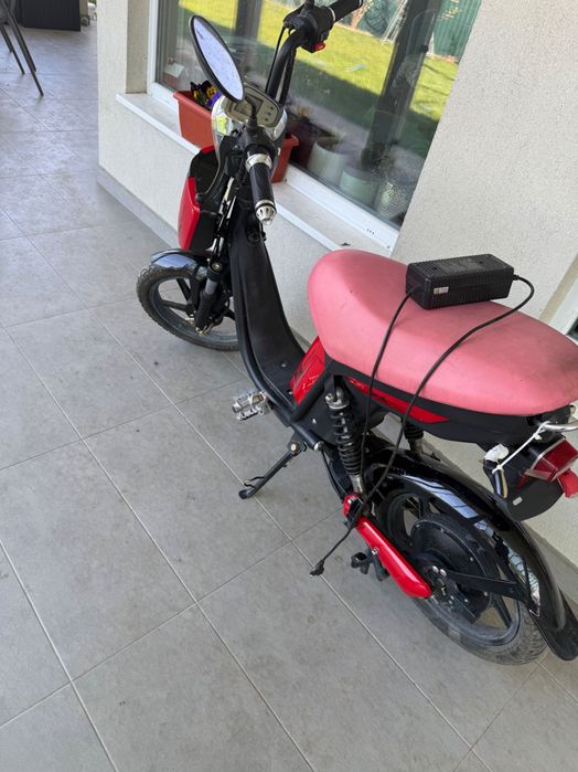 Scuter electric roșu