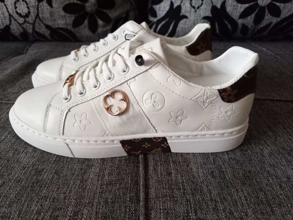 Продам кроссовки женские