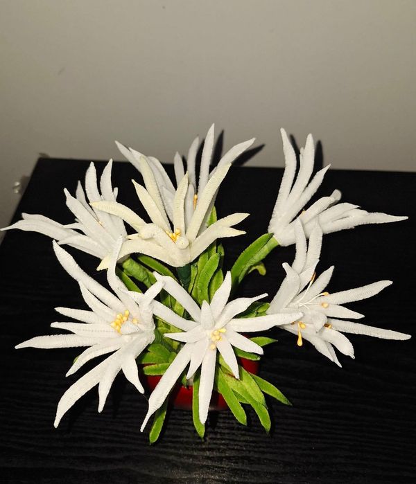 Vindem flori artificiale