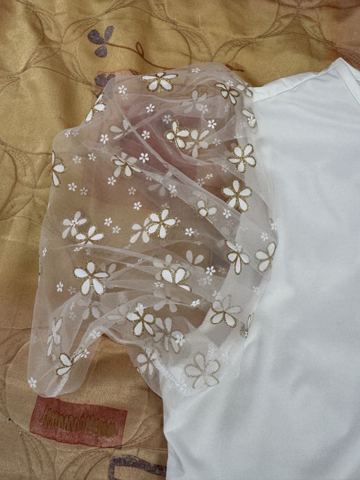 Бяла тениска с къс ръкав