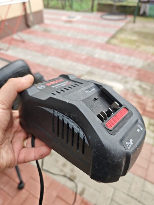 Încărcător Bosch Profesional 18V 8A AMP/Share, model 2024