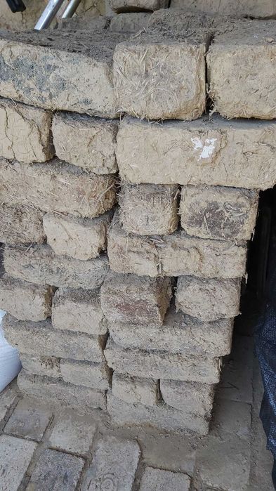 Стари кирпичи от глина и слама