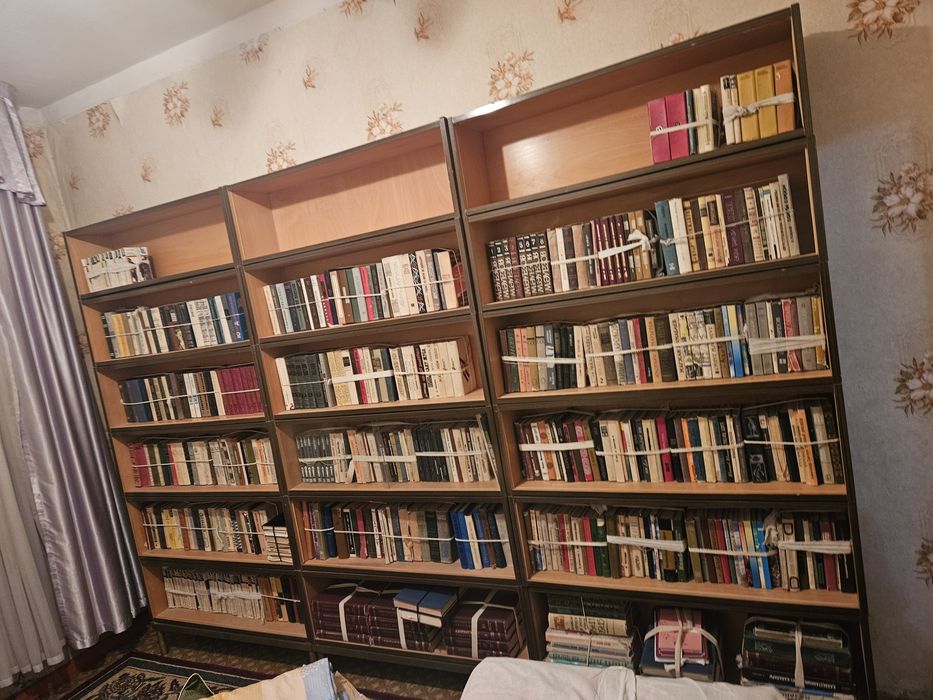 Книги вместо шкафом