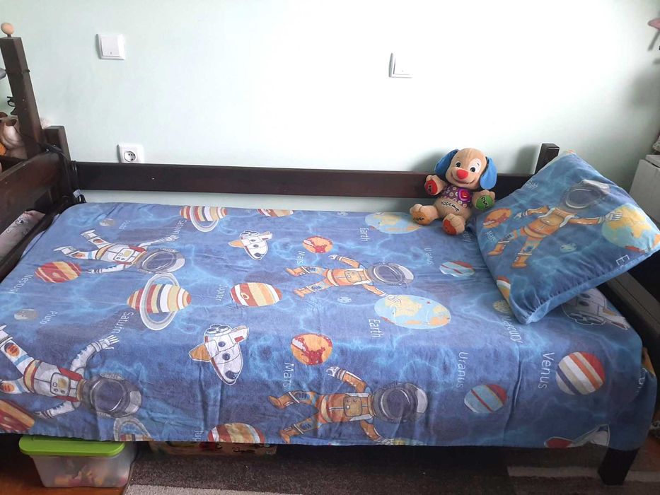 Продавам масивно-дървено, двуетажно легло, което става на две отделни