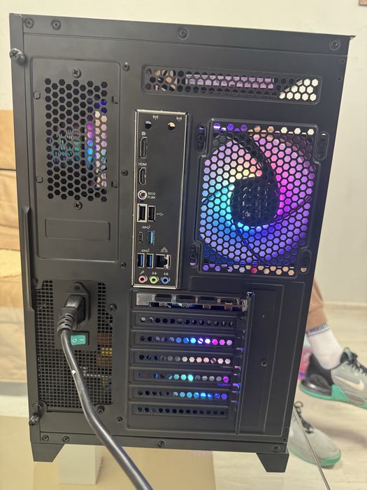 Геймърски компютър+ монитор/ Ryzen 7 7800X3D + RTX 4060 + 32GB DDR5