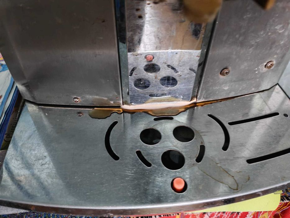 Saeco boabe ca 5ani fuctioneazä perfect cänd curge cafea se vede o scurgere usoarä sub cana"cred cä trebuiesc garnituri de etasare schimbate