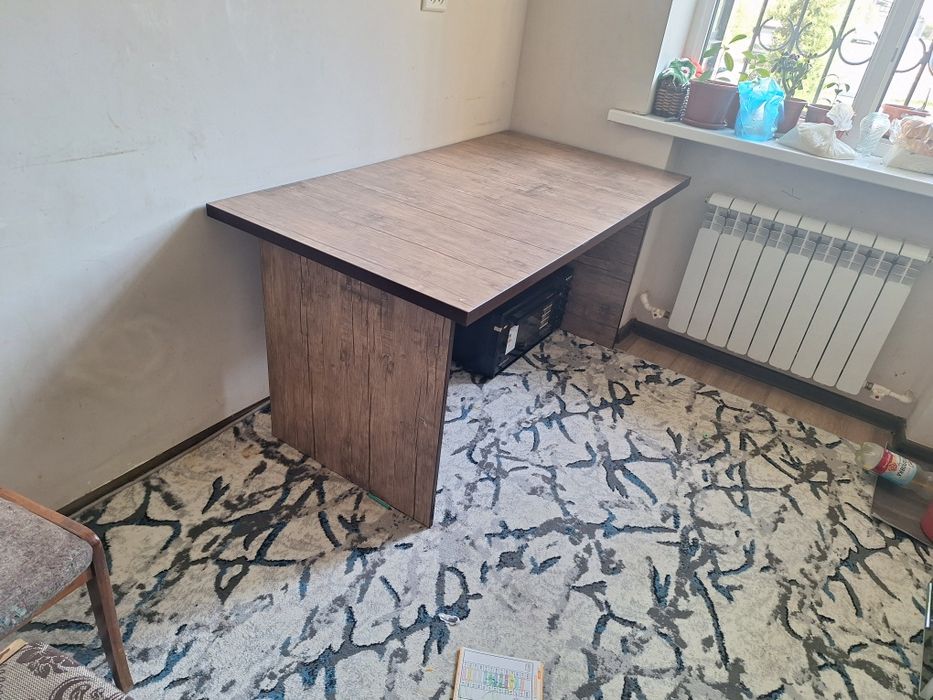 Письменный стол.