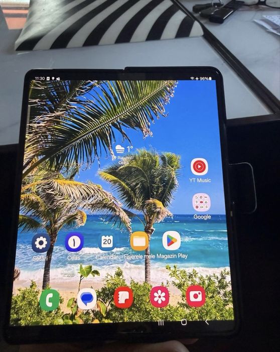 Vand /schimb galaxy z fold3/256 gb in stare foare  buna