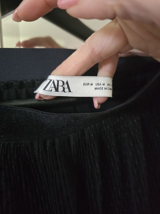 Fusta din tull cu buline, ideala pentru un loop fresh si tineresc