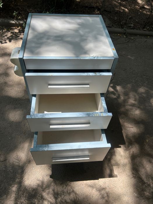 Добротная тумбочка продам