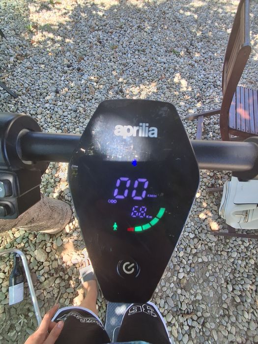 Vand trotineta electrica aprilia eSRZ