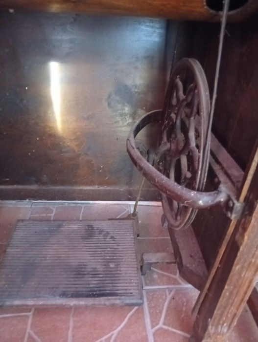 Mașină de cusut cu pedală