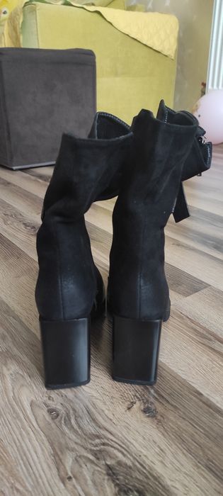 Дамски боти на ток