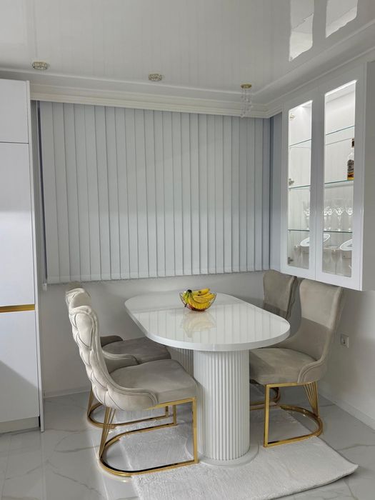 Дивани за продаване с 4-ри стола i 3 малки маси