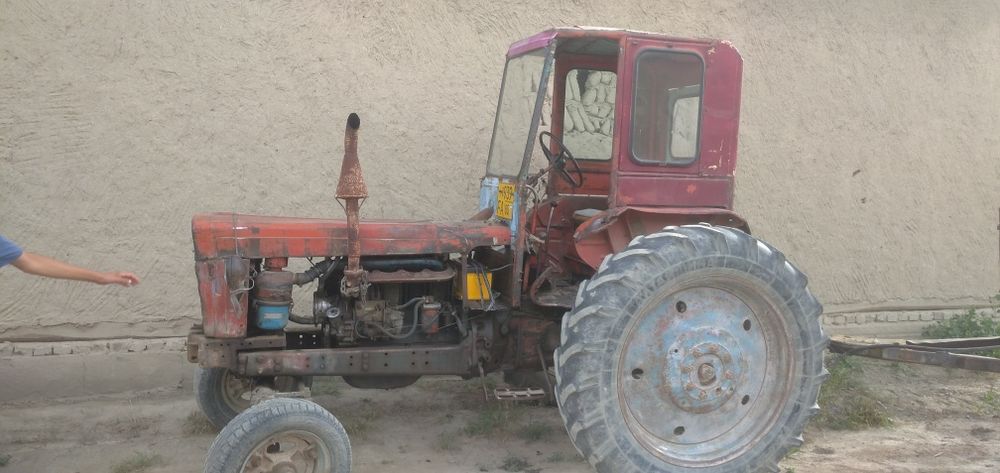 T28 traktor sotiladi
