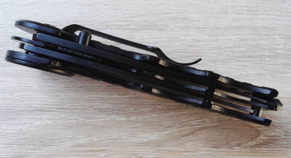 Сгъваем нож с две остриета.