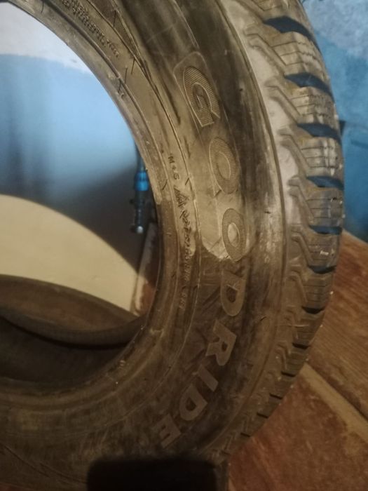 Продам зимние шины с шипами