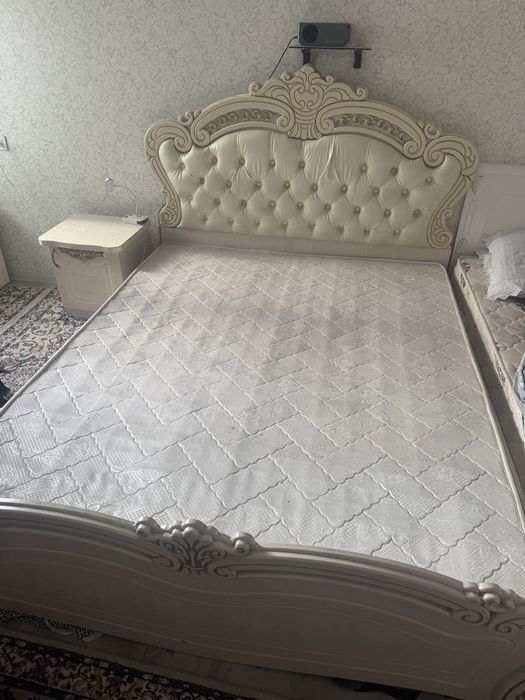 Двухспальная кровать и детский кровать