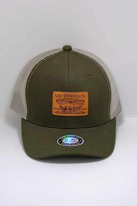 Кепки в различных оттенках