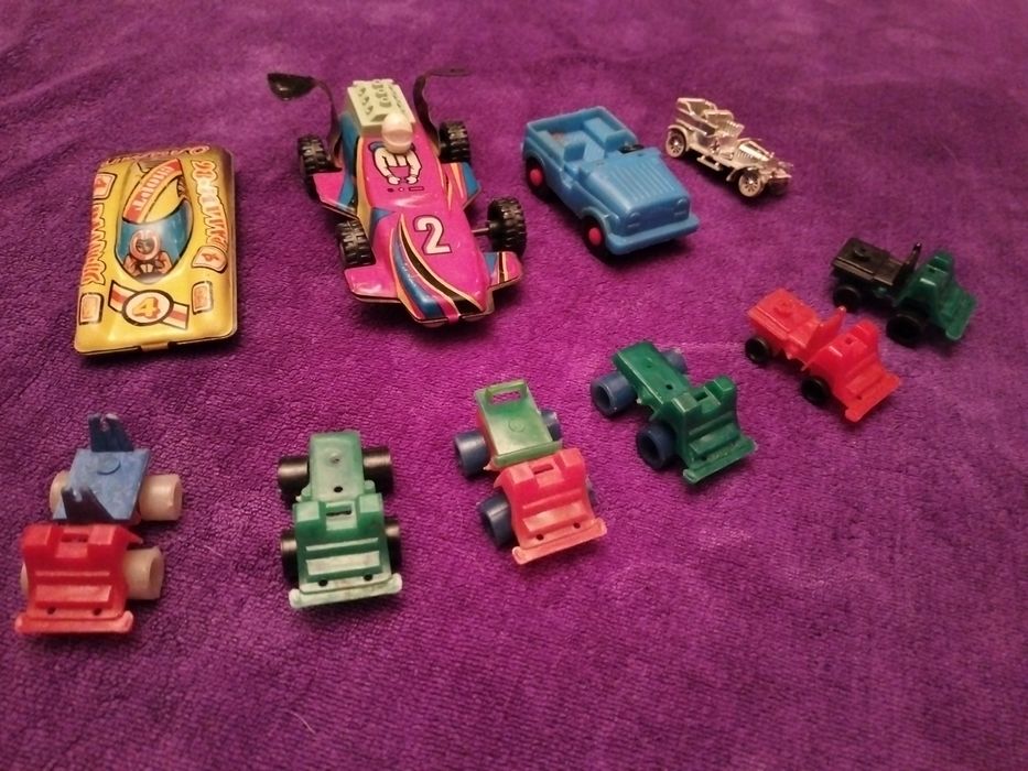 Игрушки, машинки, человечки