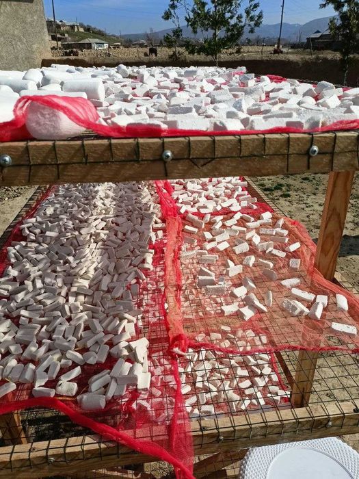 Tabbiy usulda qo'l mehnati bilan tayyorlangan Qurt yog'i olinmagan.