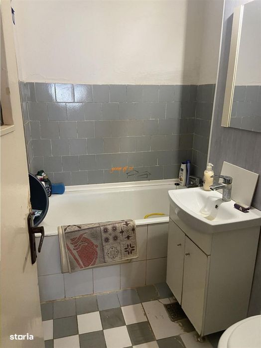 Apartament 3 camere , zona Scoala nr 10 , et 78 , decomandat , liber