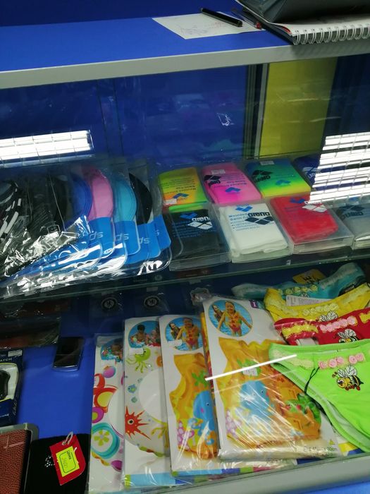 Очки, шапочки плавательные.