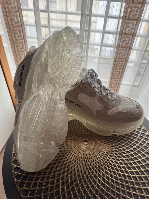 Vând adidași Balenciaga, mărimea 43, noi, nepurtati, fără cutie.  * Mărime: 43 * Stare: noi * Cutie: nu * Model: Balenciaga * Preț: negociabi