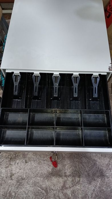 Кассовый ящик для денег.