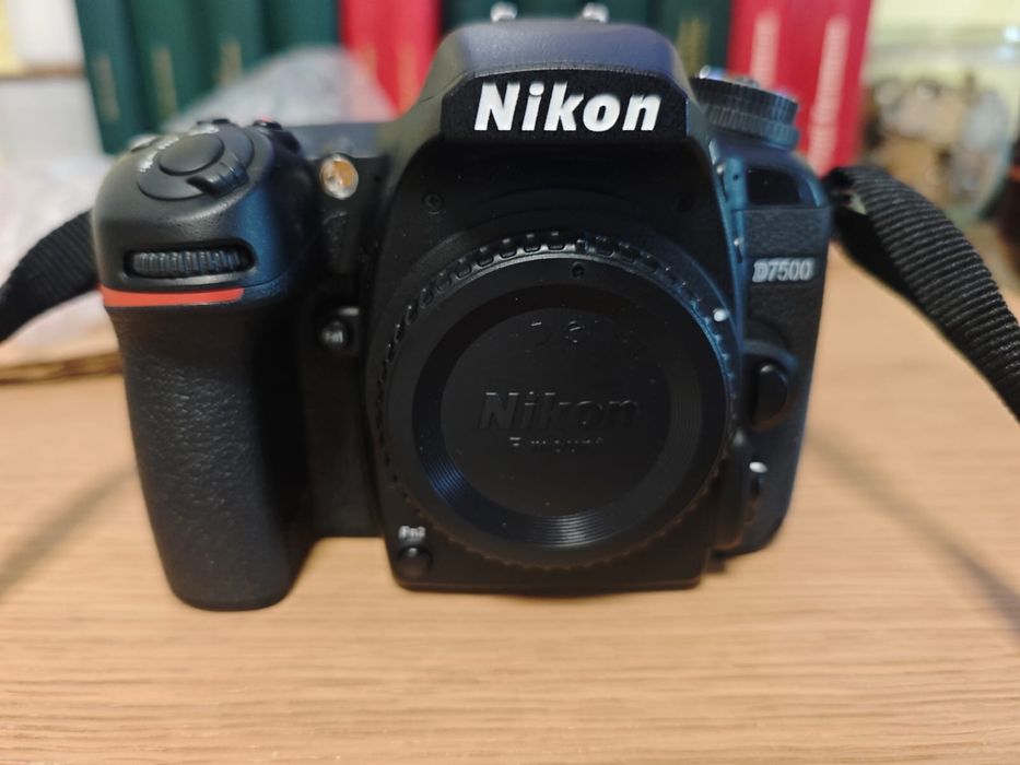 Aparat foto Nikon D7500 vine si cu geanta de transport,la cerere si separat pot da blitul la suma de 600 lei de la Godox