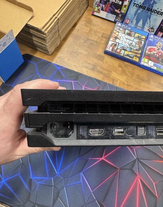 PS4 Pro 1TB 3 controllere