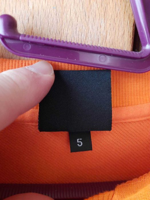 Зелен халат за възрастен, детски бял халат и оранжево-черен суичър