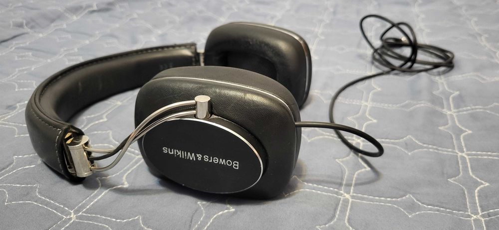 Căști over-ear Bowers & Wilkins P7 cu fir , cu un design elegant din piele neagră și finisaje metalice argintii